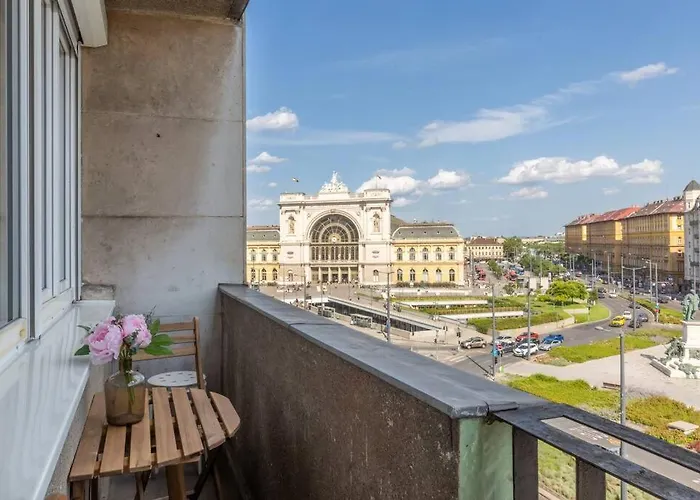 Cozy&Stylish At The Eastern Railway St. W Balcony