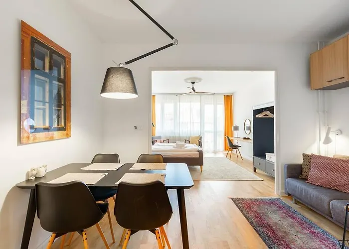 Cozy&Stylish At The Eastern Railway St. W Balcony